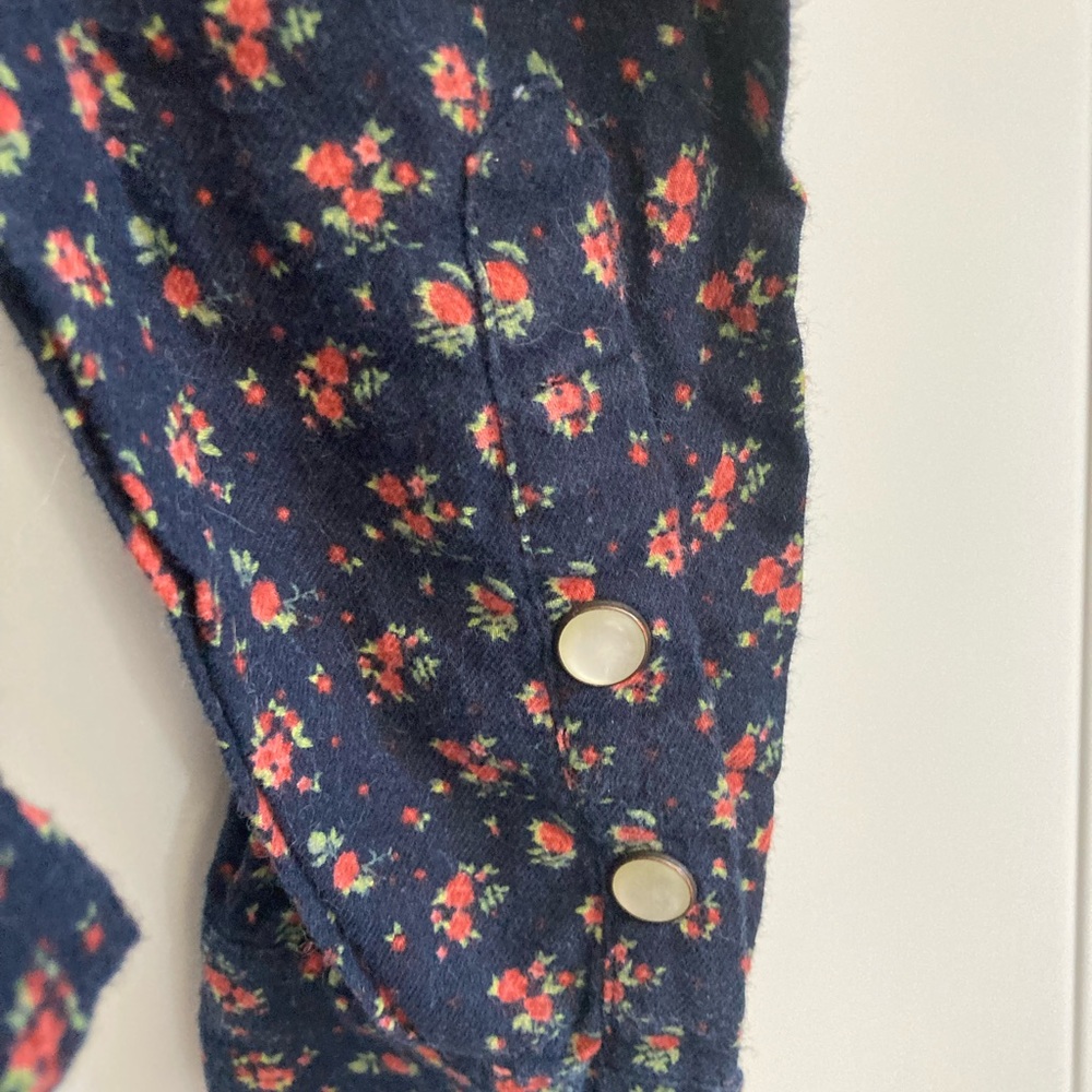 Cute button down - Picture 3 of 4